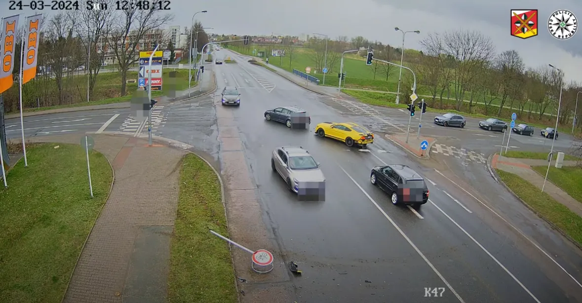 VIDEO: Splašený mustang v Hradci Králové. Muž bez řidičáku se posilnil panákem a vyjel do města