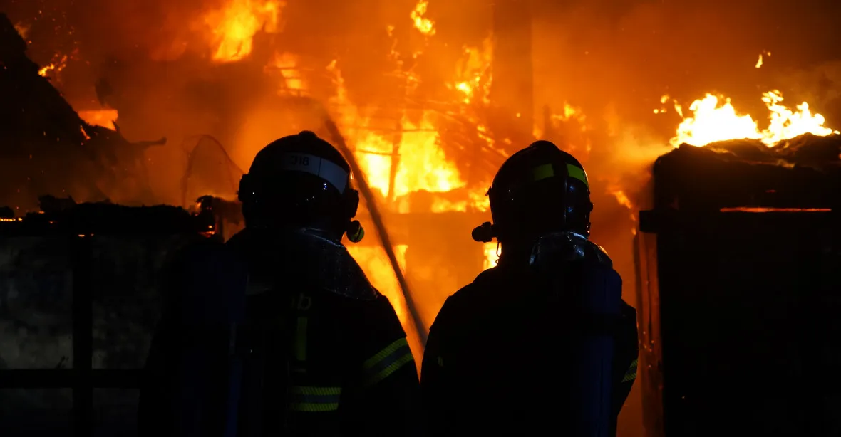 Uhořela rodina, lidé skákali z oken. Úmyslně založený požár za pět minut zachvátil celý dům