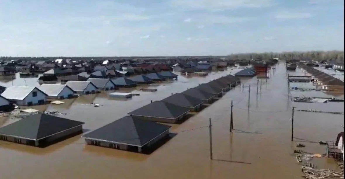 VIDEO: Voda sahá v ruském Orenburgu až po střechy. Povodeň má teprve kulminovat