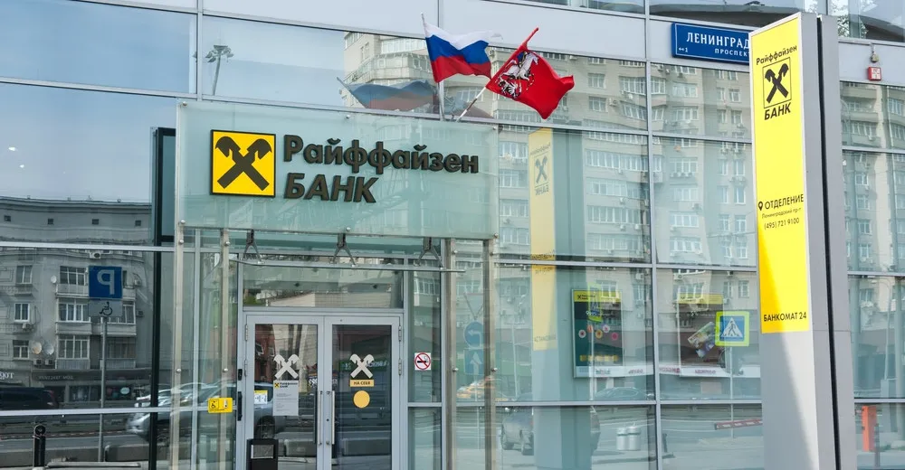 Raiffeisen Bank se přes sankce chystá oživit svůj byznys v Rusku. Vypsala stovky inzerátů