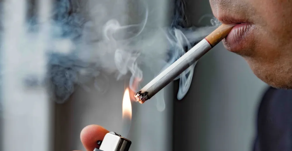 Británie usiluje o celoživotní zákaz kouření pro mladší generace. Parlamentem prošel první návrh