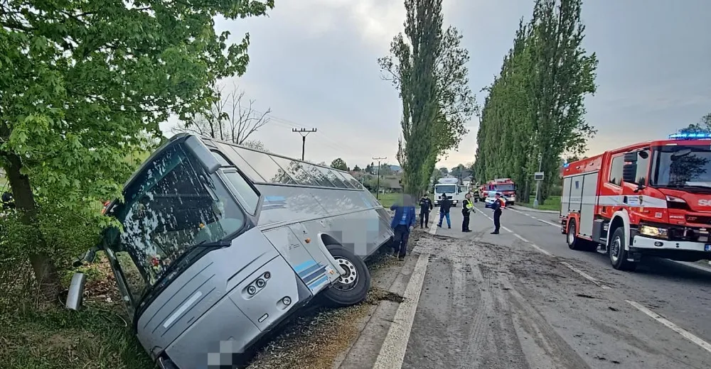 Na Příbramsku havaroval autobus a převrátil se na bok. Na palubě bylo 38 malých dětí