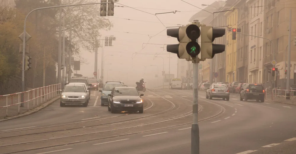 Slunečný den zastíní v Česku prach ze Sahary, zřejmě srazí očekávané teploty