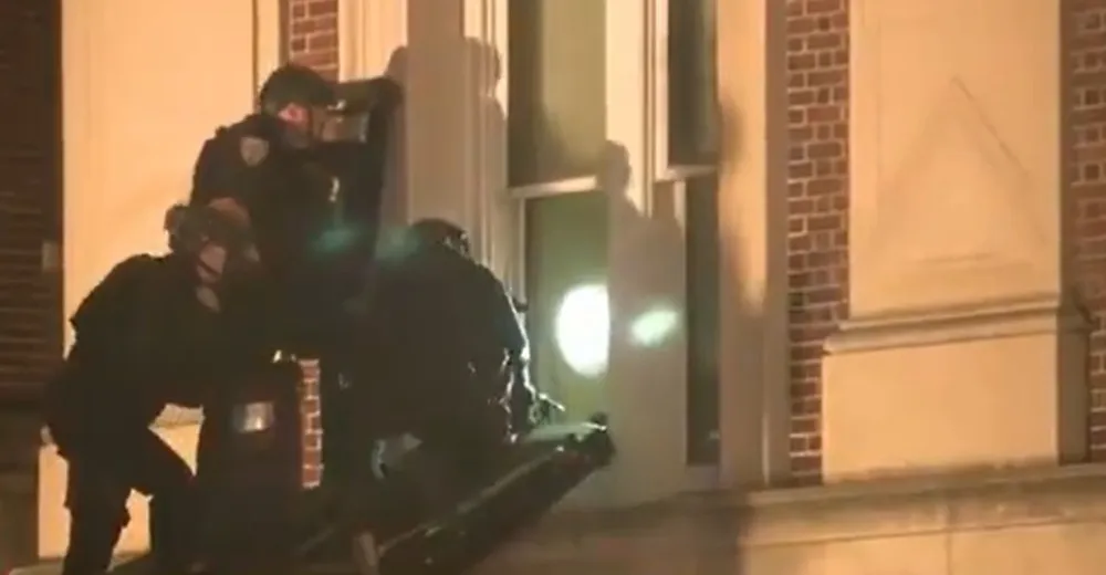 video: Policie pronikla na univerzitu a vyvedla propalestinské demonstranty