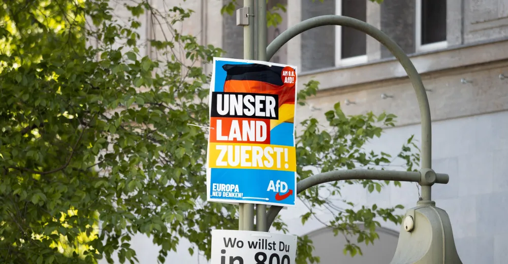 Pouliční bitky v předvolebních Drážďanech. Útok na stánek AfD, zmlácený kandidát SPD