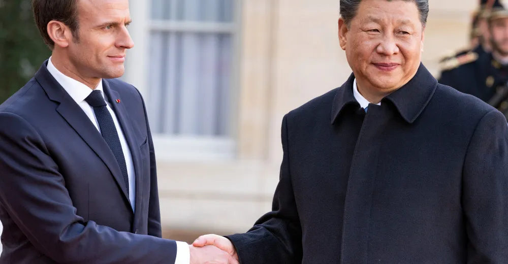 „Číňany potřebujeme,“ řekl Macron. Prezident Si zamířil do zemí, které hledají třetí cestu