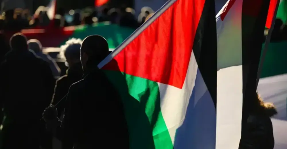 VIDEO: Buldozer rozrazil barikádu v Amsterodamu. Policie rozehnala protest za Palestinu
