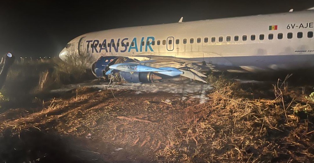 Další problémy Boeingu. U Dakaru vyjelo letadlo z ranveje, v Turecku praskla pneumatika